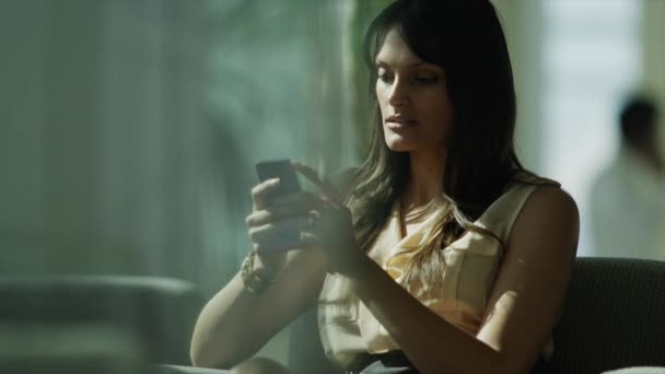 Businesswoman text messaging on cell phone - Materiał filmowy, wideo