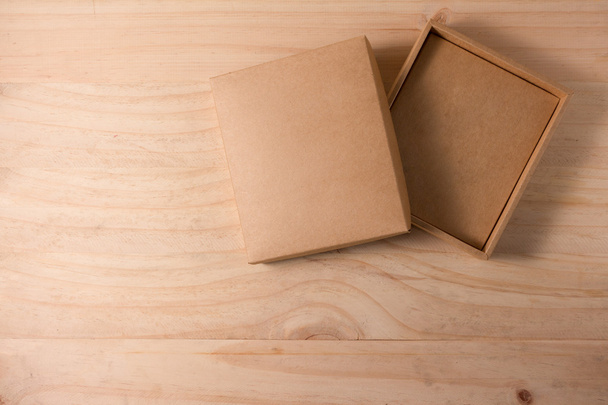 Boîte en carton ouverte sur fond en bois
 - Photo, image