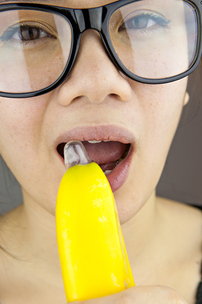 Beautiful woman with black sunglasses sexy eating banana - Φωτογραφία, εικόνα