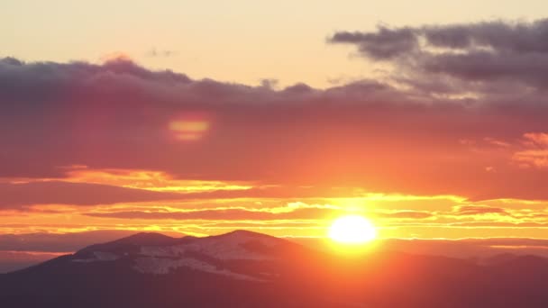 Auringonnousu timelapse vuorilla värikkäitä pilviä
 - Materiaali, video