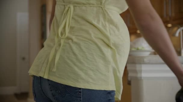 femme enceinte aspirant maison
 - Séquence, vidéo