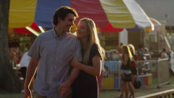 fiatal pár csókolózás karnevál - Felvétel, videó