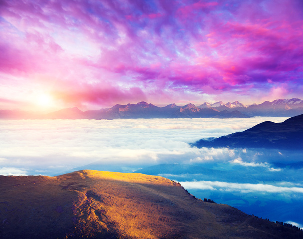 Прекрасний вид на Туманний Долина Валь-Гардена. - Фото, зображення