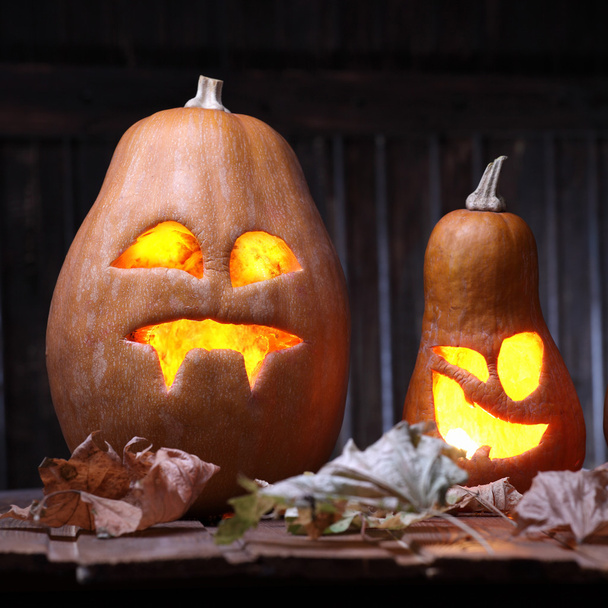 Jack o lanternes Halloween citrouille visage sur fond en bois - Photo, image