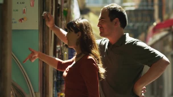 Casal conversando com vendedor de loja
 - Filmagem, Vídeo