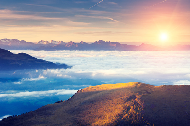 Nagyszerű kilátás nyílik a ködös Dolomiti Superski. - Fotó, kép