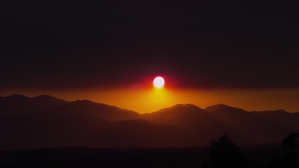 Berge unter Sonnenuntergang in dramatischem Himmel - Filmmaterial, Video