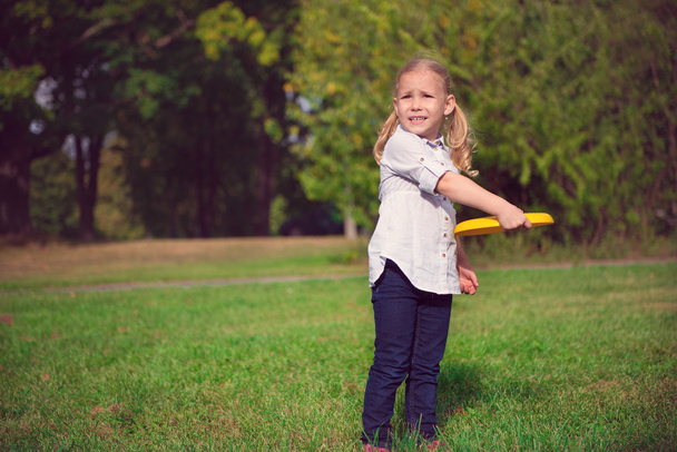 Llittle girl play frisby - Photo, Image