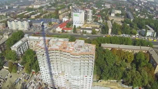 Edificio en construcción con grúa. Ciudad Kiev, capital de Ucrania .Aerial shot
 - Metraje, vídeo