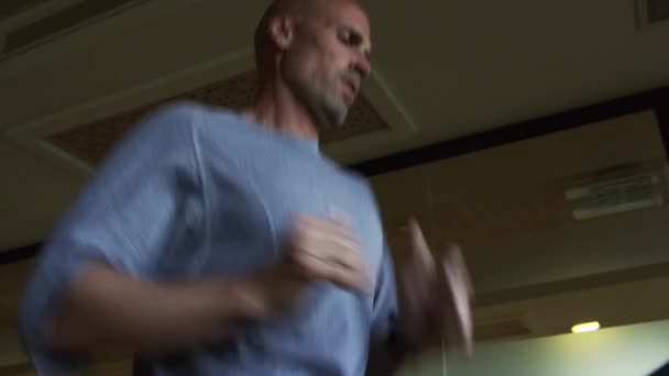 Człowiek, bieganie na bieżni - Materiał filmowy, wideo
