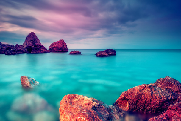 Ранкове блакитне море, що світиться сонячним світлом
 - Фото, зображення
