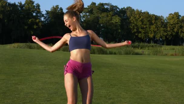 Lány csinál egy edzés a szabadban. - Felvétel, videó