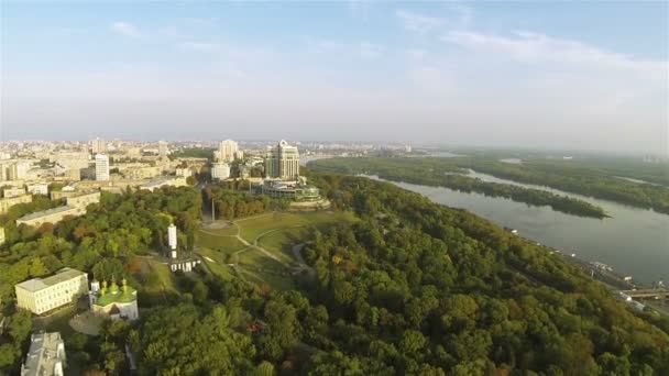 Kyjev, hlavní město Ukrajiny s řeky Dněpru a budov. Letecký snímek - Záběry, video