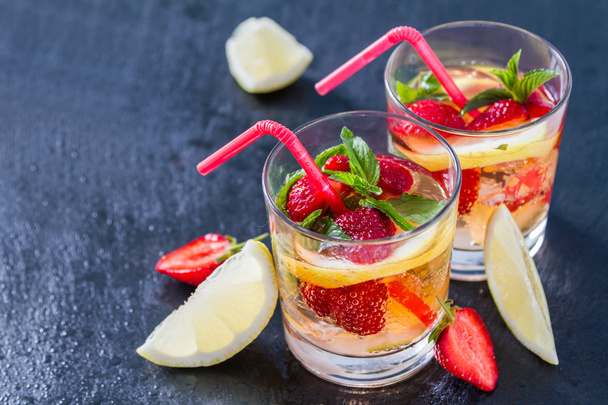 Strawberry lemonade and ingredients - Foto, Imagen