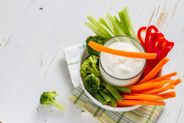 Bowl with vegetables and yogurt sauce - Foto, afbeelding