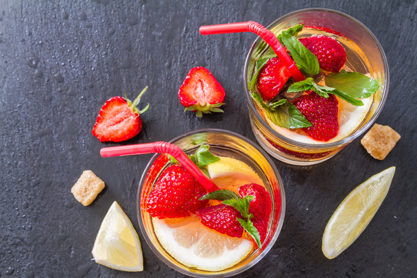 Strawberry lemonade and ingredients - Foto, Imagem