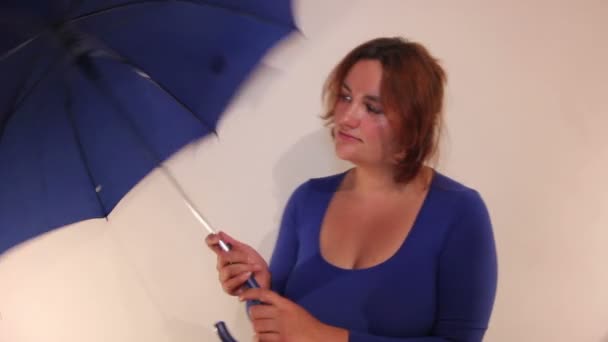 Vrouw te wachten voor iemand onder de paraplu - Video