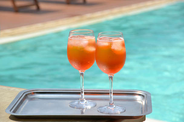 Cocktail Spritz italiani contro piscina
 - Foto, immagini
