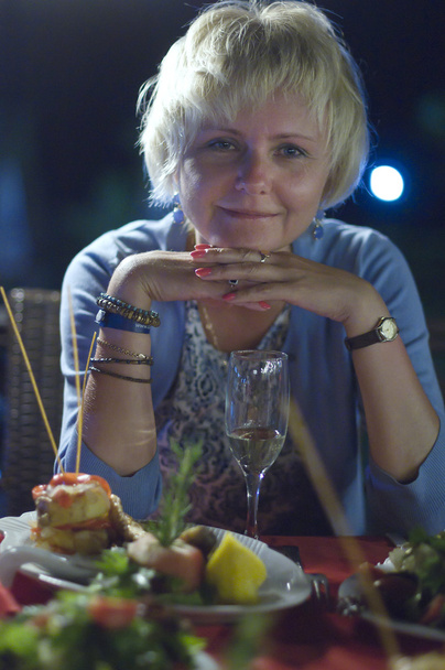 boldog középkorú nő az étteremben - Fotó, kép