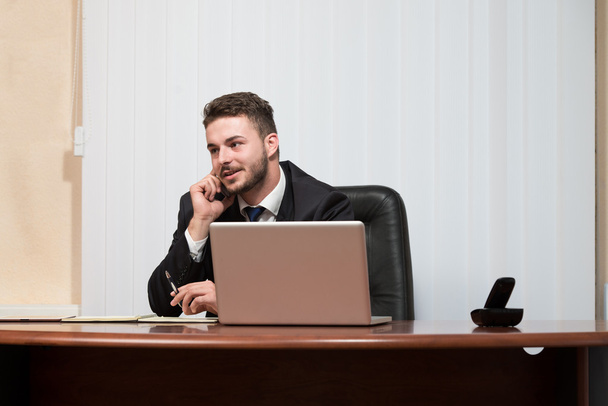 Businessman Talking On Telephone In Office - Zdjęcie, obraz