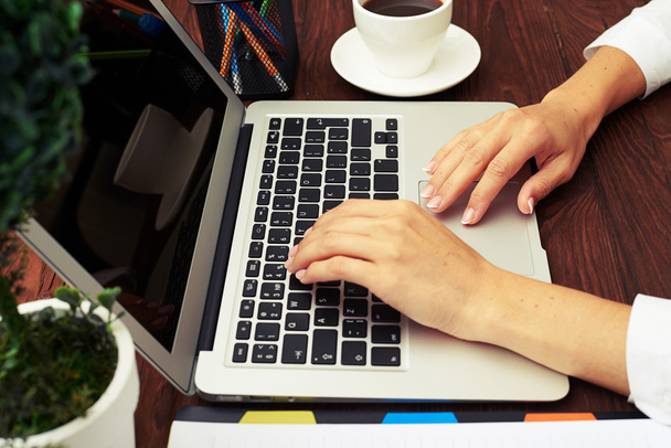 womans rąk za pomocą laptopa na drewnianym stole - Zdjęcie, obraz