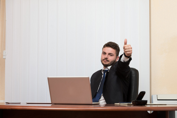 Young Business Man Showing Thumbs Up - Foto, Bild