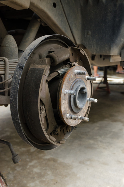 Montagem do freio de tambor traseiro no caminhão pick-up
 - Foto, Imagem