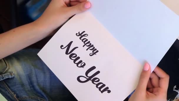 女性が開き、カード幸せな新年で書かれたカード. - 映像、動画