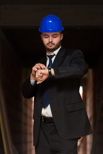 Handsome Construction Manager Looking At His Watch - Valokuva, kuva