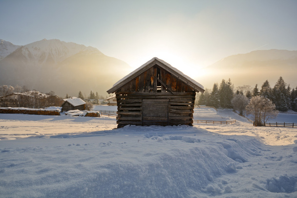 木造の納屋、ピッツタール アルプス ・ チロル、オーストリア、冬の風景 - 写真・画像