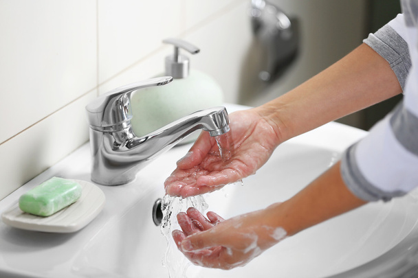 Wassen van handen met zeep - Foto, afbeelding