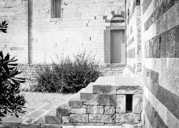 Escaleras románicas de Cerdeña
 - Foto, imagen