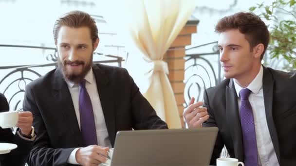 昼食のための2人のビジネスマン会議 - 映像、動画