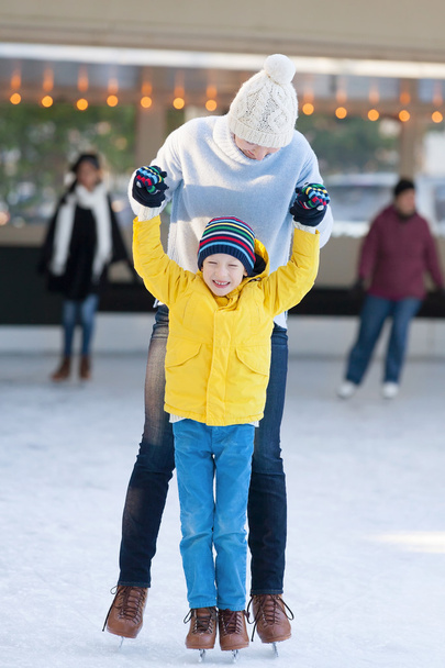 family ice skating - Foto, immagini