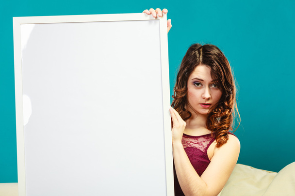 mujer sosteniendo tablero de presentación en blanco - Foto, Imagen