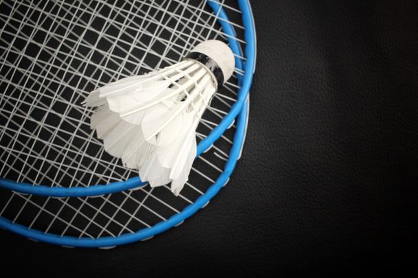 Shuttles met badminton racket - Foto, afbeelding