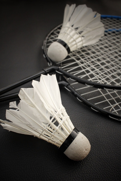Shuttles met badminton racket - Foto, afbeelding