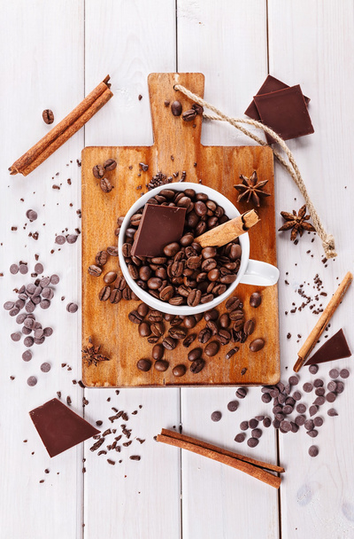 Bonen van de koffie en chocolade op houten achtergrond - Foto, afbeelding