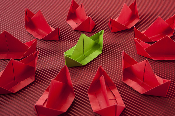 Papír hajó az óceán. Vörös óceán marketing koncepció. - Fotó, kép