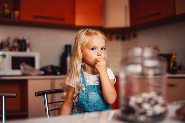Girl on kitchen - Foto, Imagen