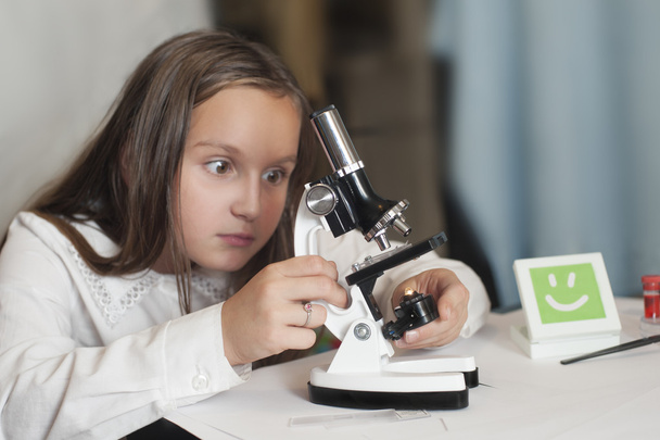 Girl and microskope - Foto, immagini