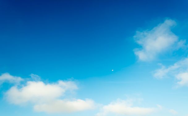 afbeelding van blauwe hemel witte wolken op dagtijd voor achtergrond gebruik. - Foto, afbeelding