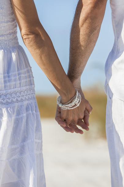 Couple Holding Hands on An Empty Beach - Foto, Imagem