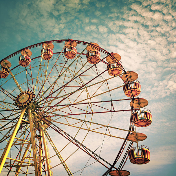 rueda de hurón amarillo contra un cielo azul en estilo vintage
 - Foto, imagen