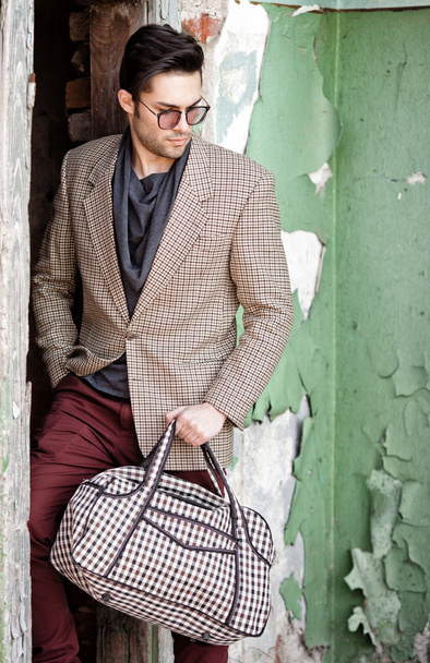 homem de moda segurando um saco p
 - Foto, Imagem