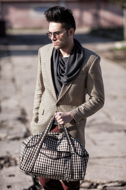hombre de moda sosteniendo una bolsa p
 - Foto, Imagen