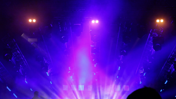 Scène lumineuse dans un grand stade lors d'une rave party
 - Séquence, vidéo