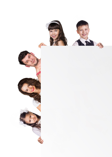 Bella famiglia divertente dietro un bianco vuoto
 - Foto, immagini