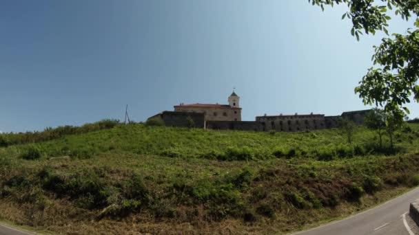 Munkácsi vár Palanok egy nyári nap Nyugat-Ukrajna fennmaradt középkori erődben a tiszta, kék ég alatt - Felvétel, videó