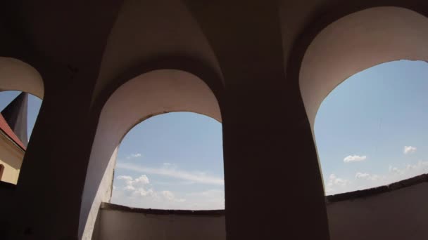 Palácio galeria aberta Castelo de Mukachevo Palanok, fortaleza no oeste da Ucrânia existente sob o céu azul claro em um dia de verão
 - Filmagem, Vídeo